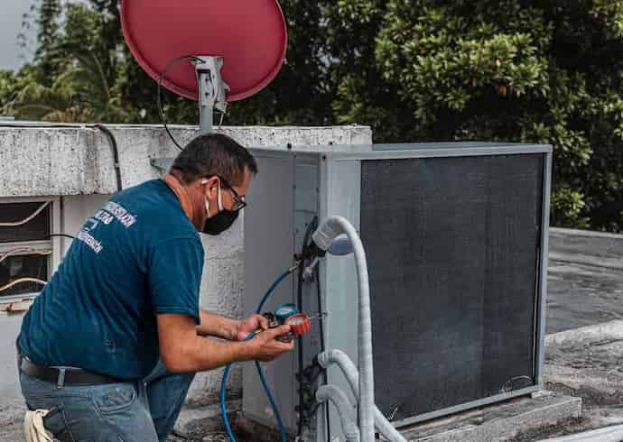 Técnico reparando aire acondicionado split Técnico reparando aire acondicionado split